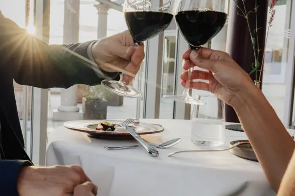 Ein Paar hält Weingläser.