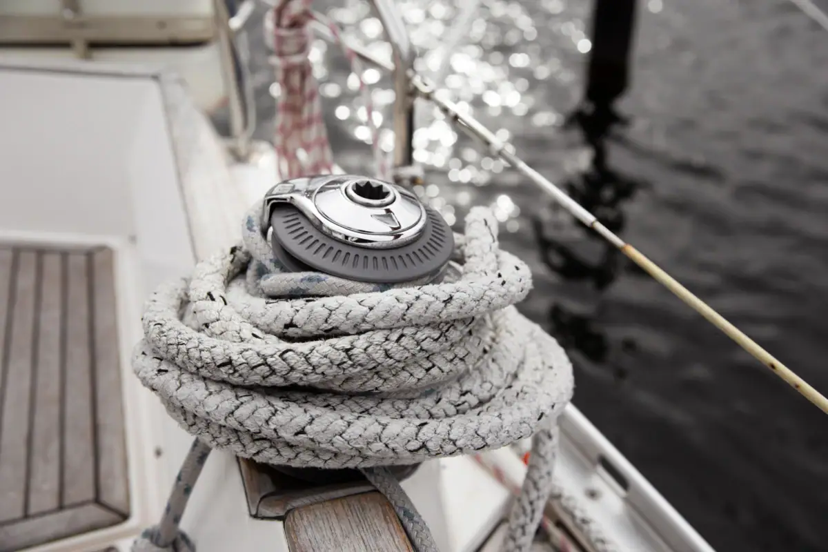 Segeln Travemünde Detailaufnahme von einem Segelboot, bei der ein Tau um etwas gewickelt ist.