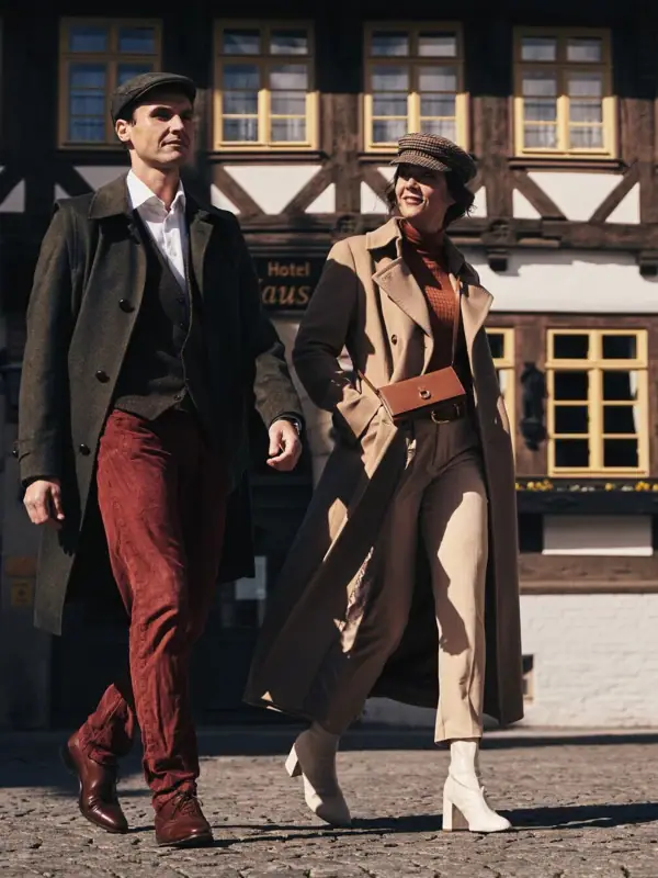 Ein Mann und eine Frau gehen vor einem Gebäude spazieren.