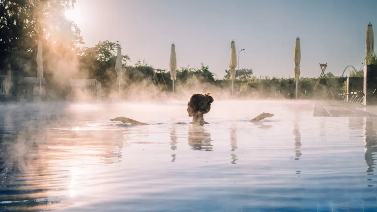 Außenpool Travemünde Eine Frau in einem Pool mit einer heißen Quelle.