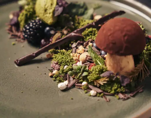 Gastronomie im Gothischen Haus Dessert "Der Wald" drapiert auf dem Teller