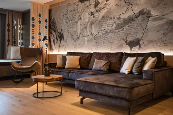 Couch in einem Raum mit Kissen und Tisch im Vordergrund.