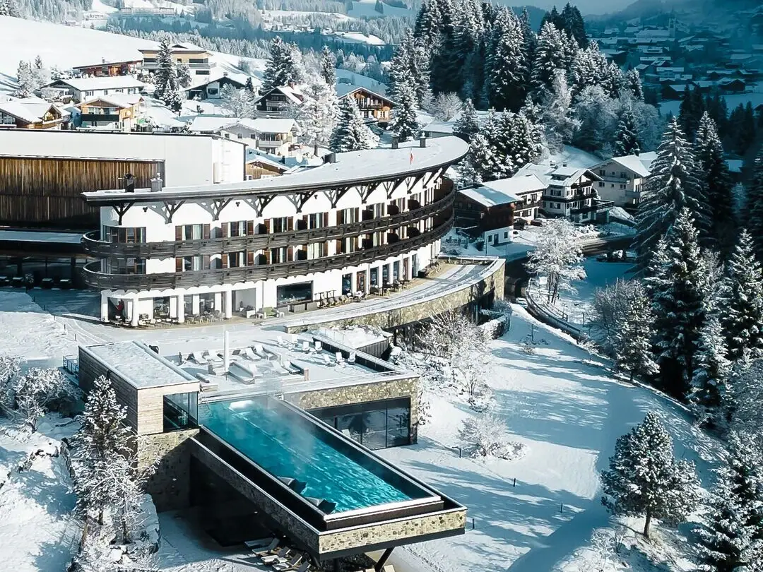 Ein Gebäude mit einem Pool im Schnee.