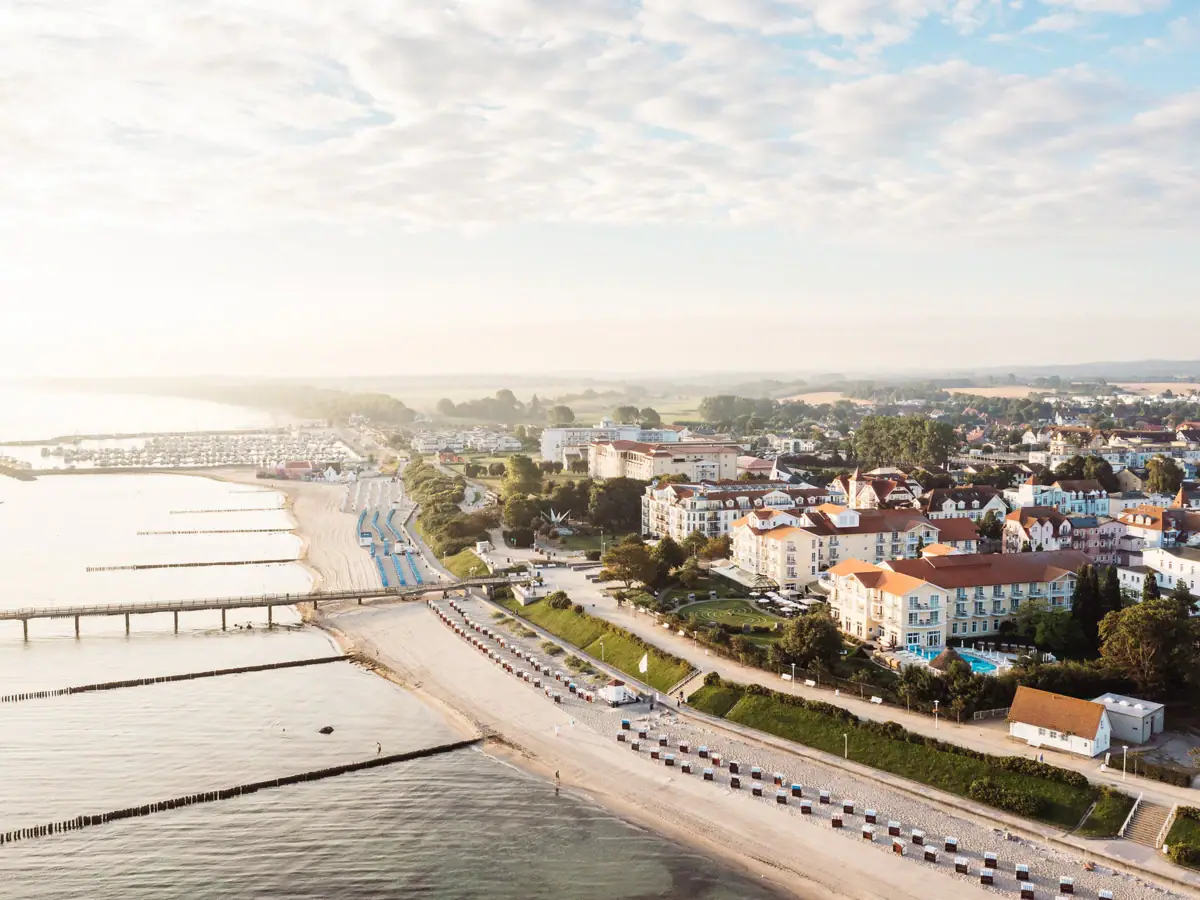 Luftaufnahme des A-ROSA Ostseehotel Kühlungsborn an der Strandpromenade Blick von oben auf das A-ROSA Ostseehotel Kühlungsborn direkt an der Ostseeküste mit Strand und Seebrücke