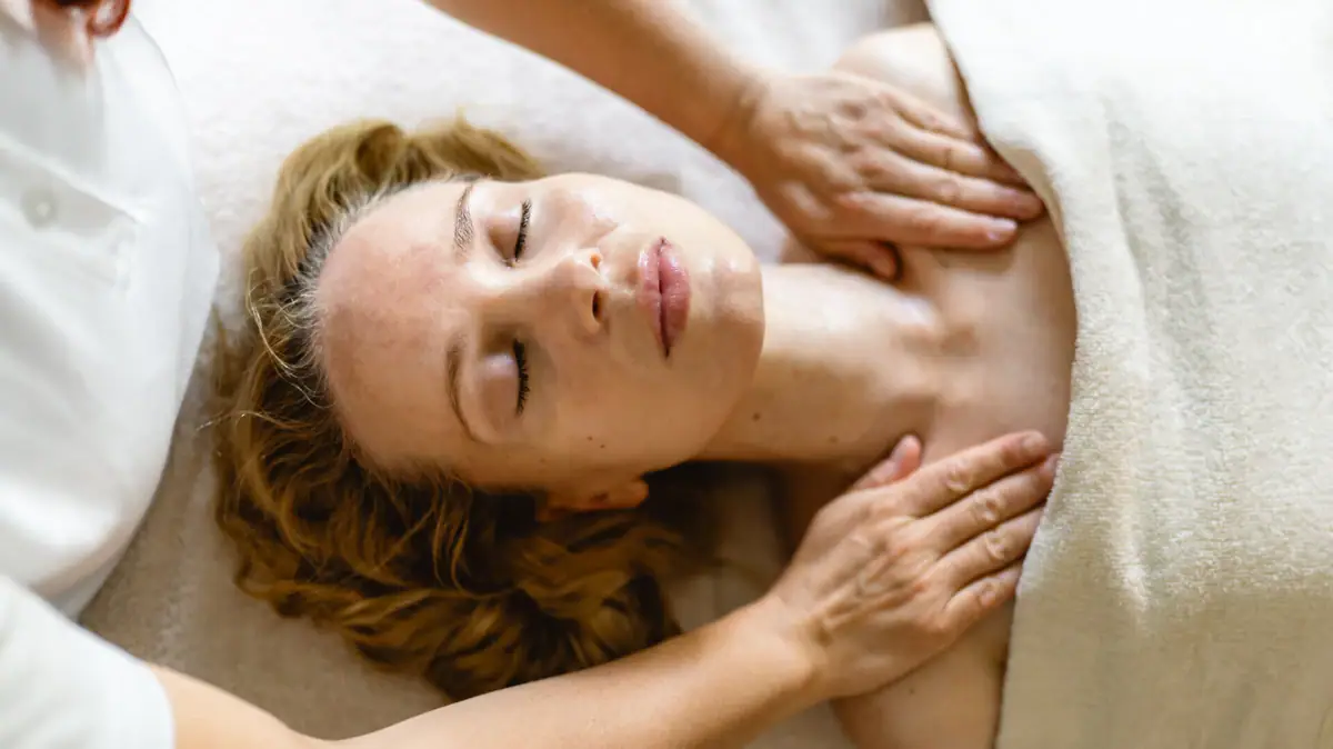 Eine Frau erhält eine Massage.