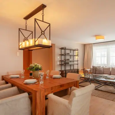 Residenzen Esstisch und Stühle in einem Wohnzimmer.