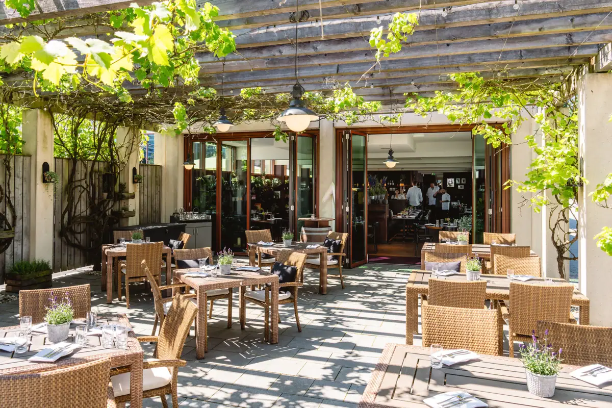 Tellerwerk Terrasse mit Tischen und Stühlen