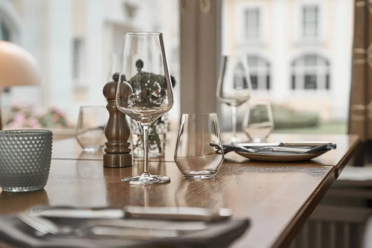 Ein Tisch mit leeren Weingläsern.