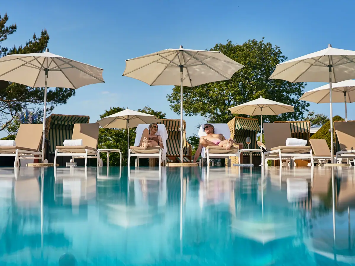 Außenpool im A-ROSA Ostseehotel Kühlungsborn mit Sonnenliegen Gäste entspannen am beheizten Außenpool des A-ROSA Ostseehotel Kühlungsborn