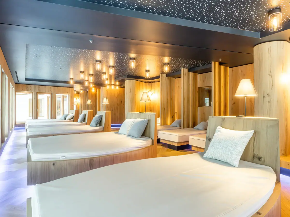Ein Zimmer mit Betten und Beleuchtung.