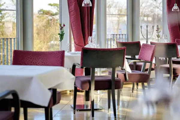 Ein Restaurant mit Tischen und Stühlen.