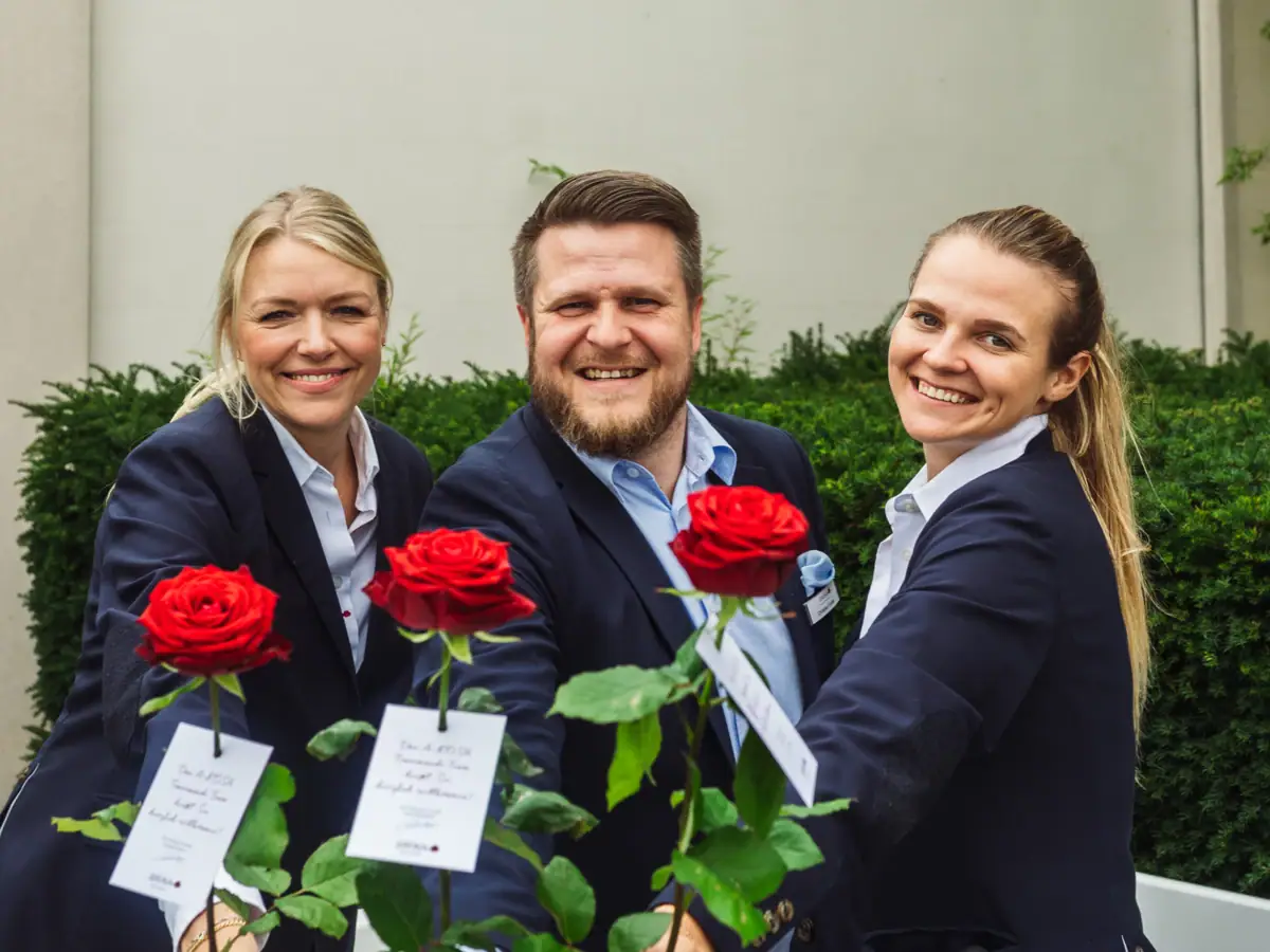 Eine Gruppe von lächelnden Menschen posiert für ein Foto.