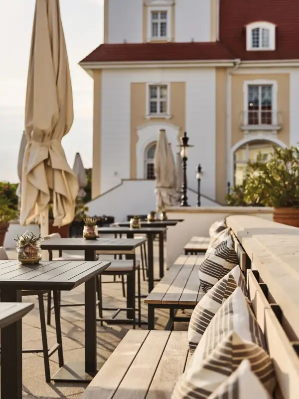 Tische und Bänke im Freien vor einem Gebäude