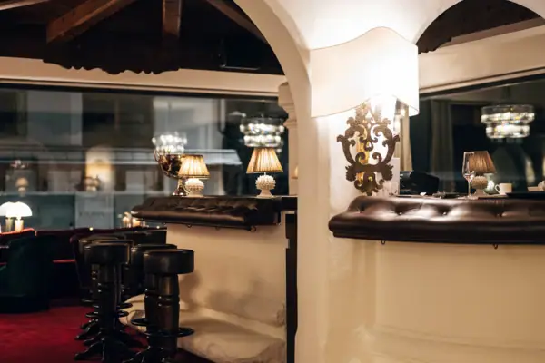 Eine Bar mit Hockern und Lampen.