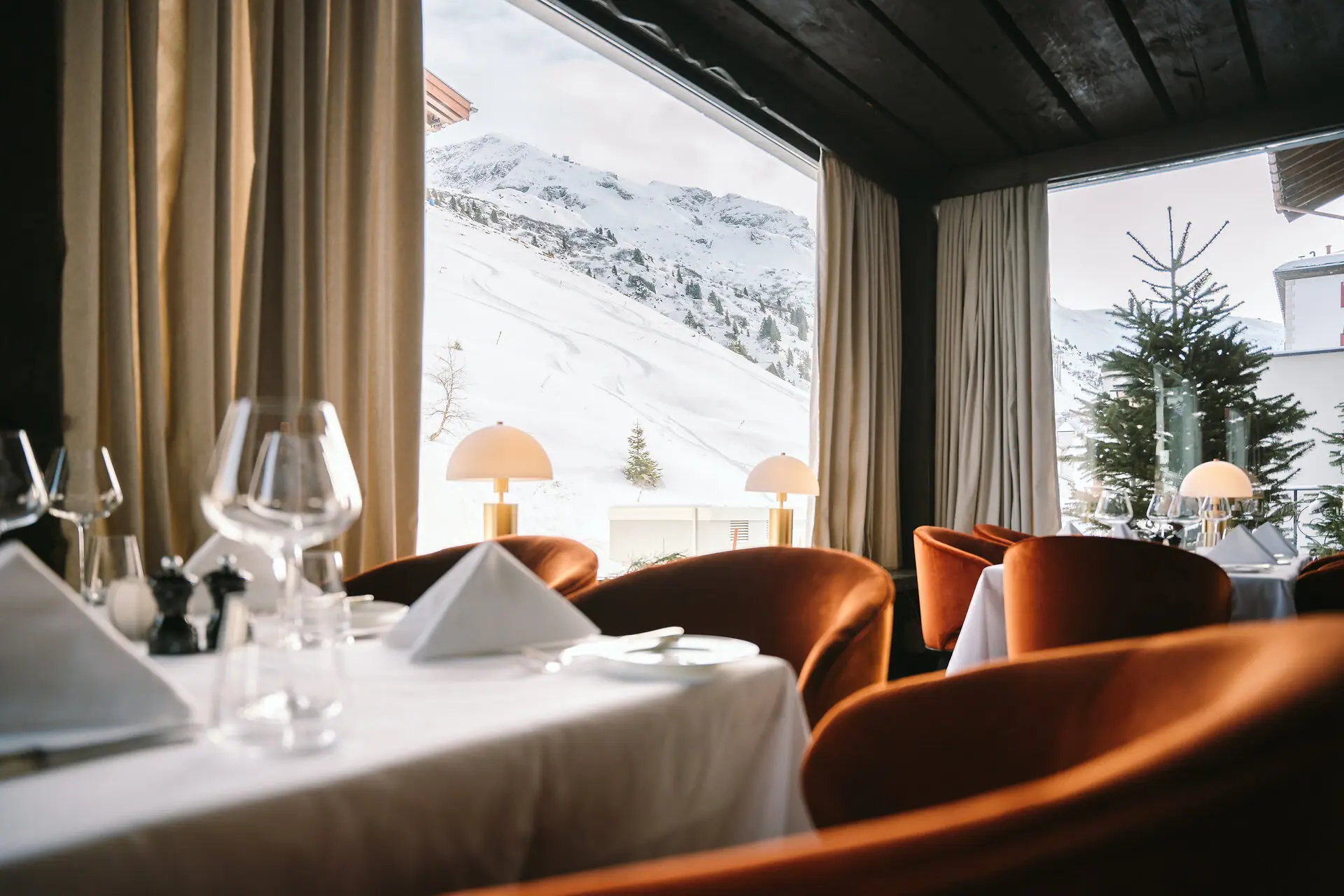 Ein Restaurant mit Bergblick.