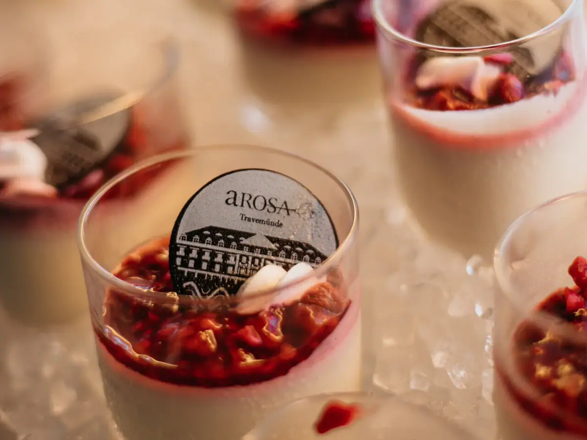 Dessert Eine Gruppe von Gläsern mit Speisen darin.