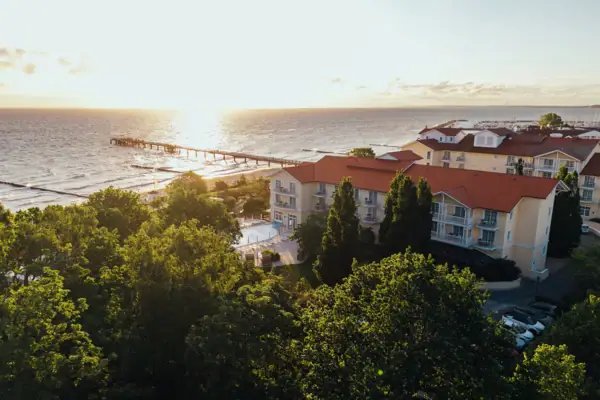 Ostseehotel Kühlungsborn Ein Gebäude am Wasser.