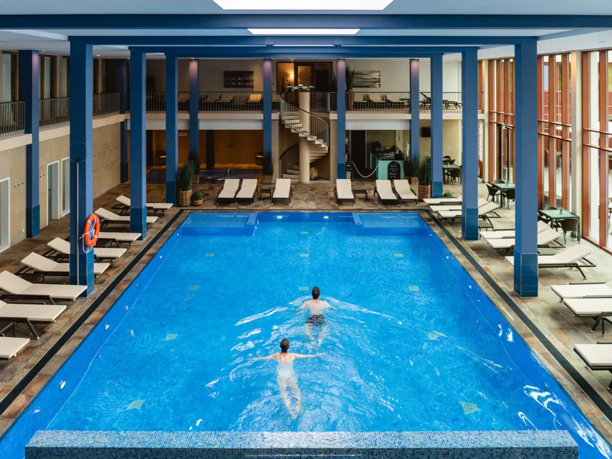 Innenpool Ein Paar schwimmt in einem Schwimmbecken.