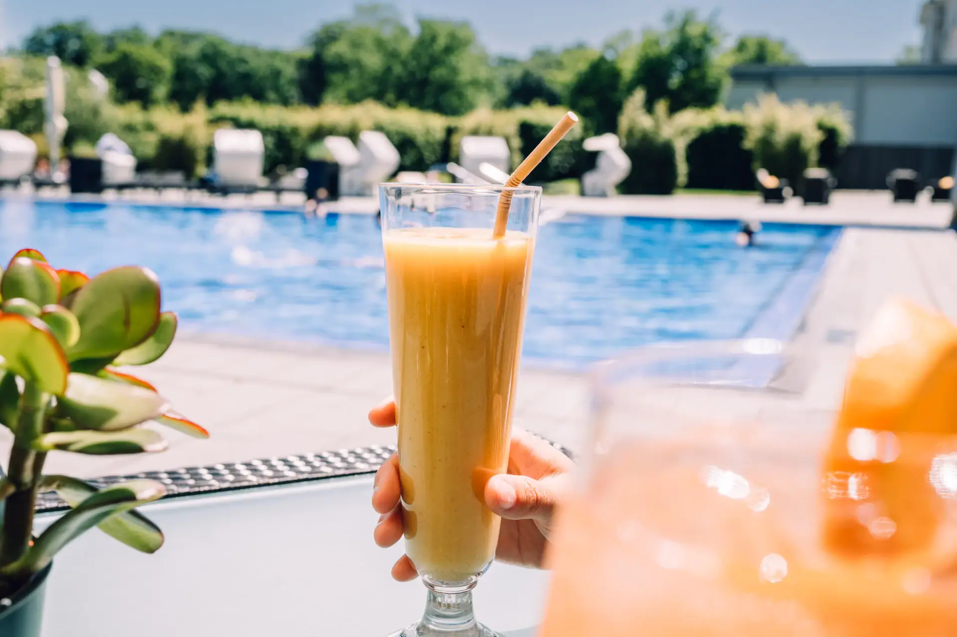 Smoothie Eine Person hält ein Glas Orangensaft.