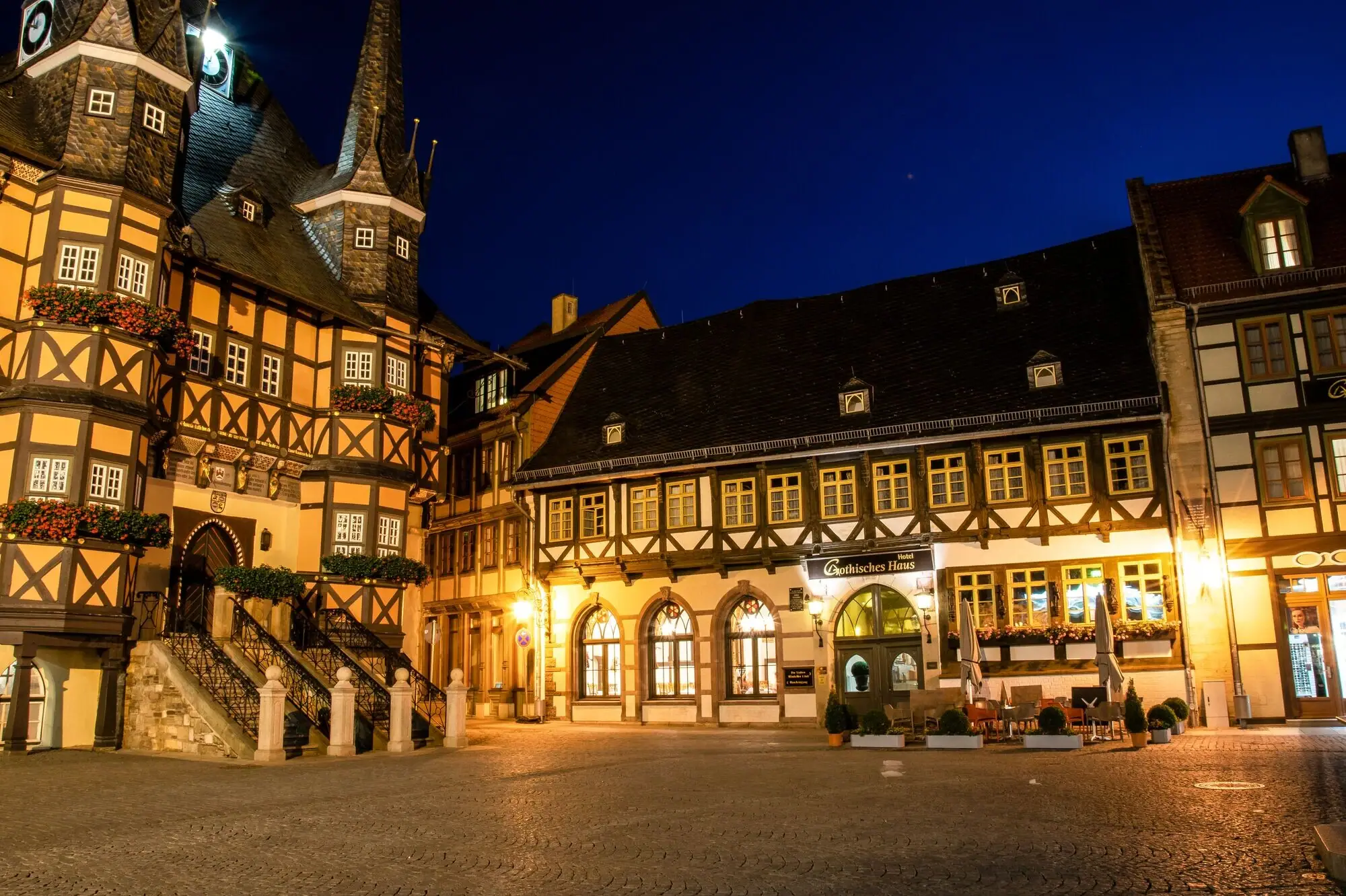 Gothisches Haus Gebäude mit Turm und Treppe bei Nacht