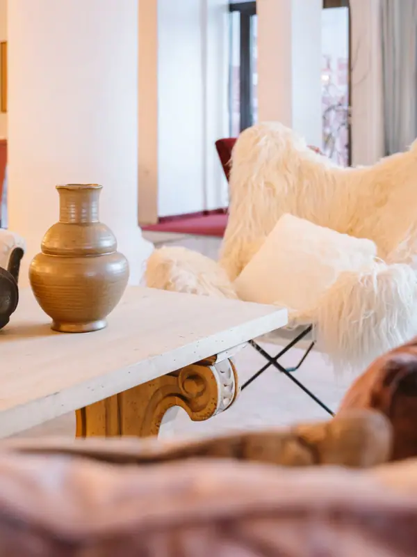 Ein Wohnzimmer mit einem weißen Tisch und Stühlen.