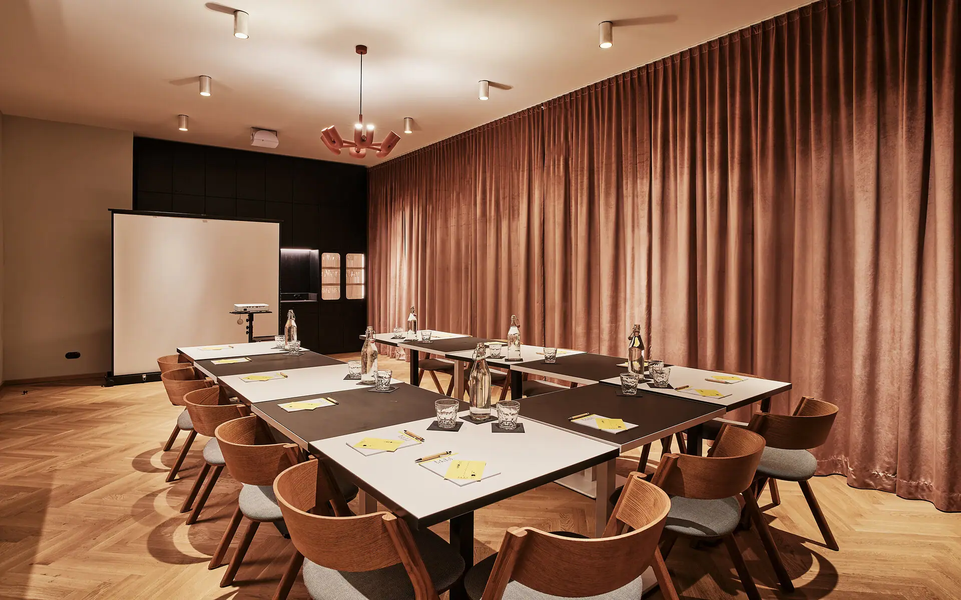 Tagungsraum Ein Tagungsraum mit einem großen Tisch und Stühlen.