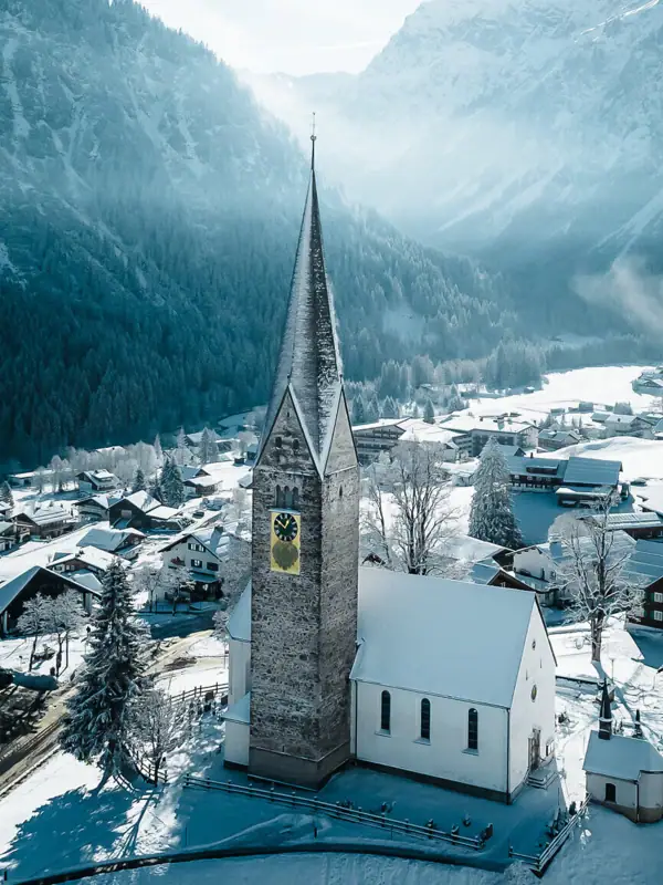 Kirche in einer verschneiten Stadt im Winter.