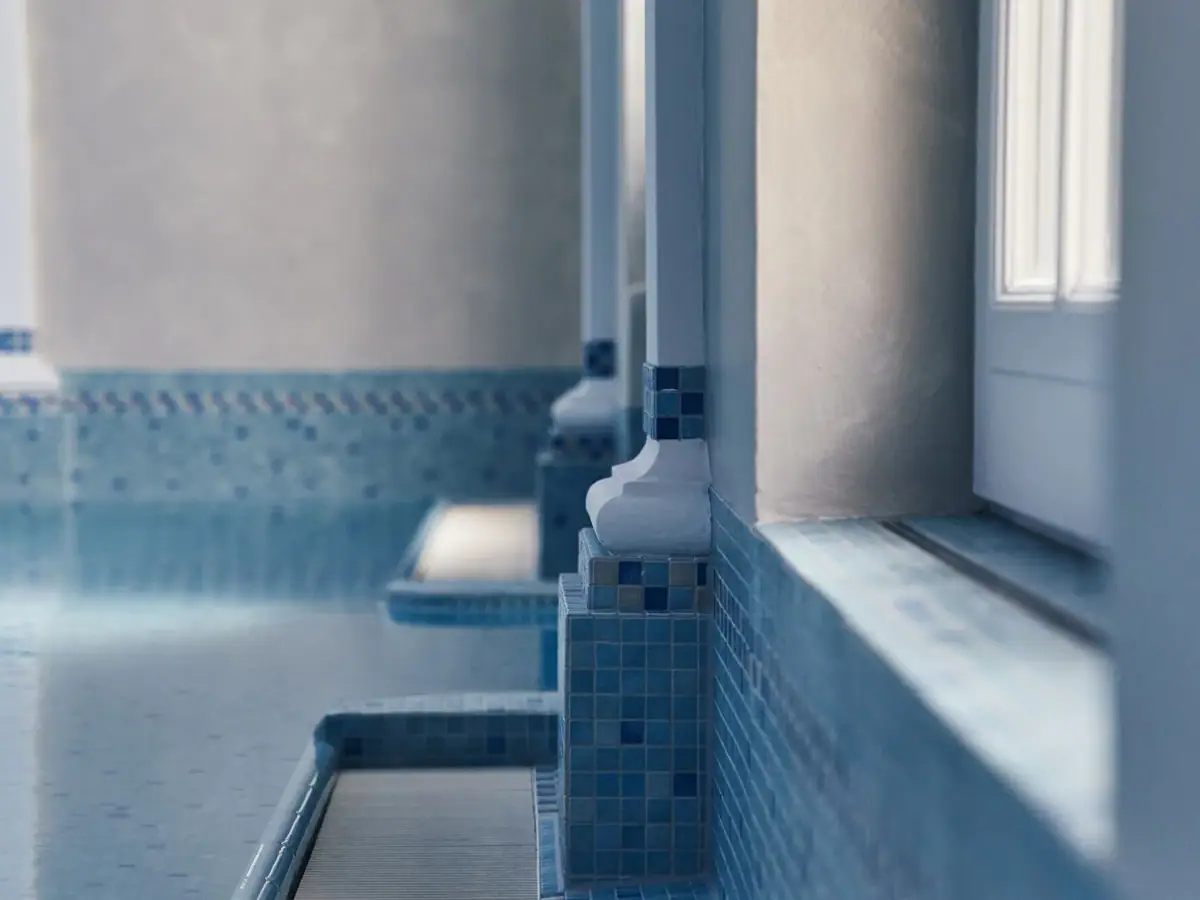 Eine Reihe blauer Fliesen an einer Wand.