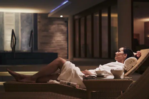 Eine Frau liegt auf einem Stuhl.