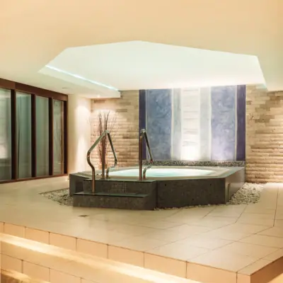 SPA-ROSA Whirlpool in einem Raum