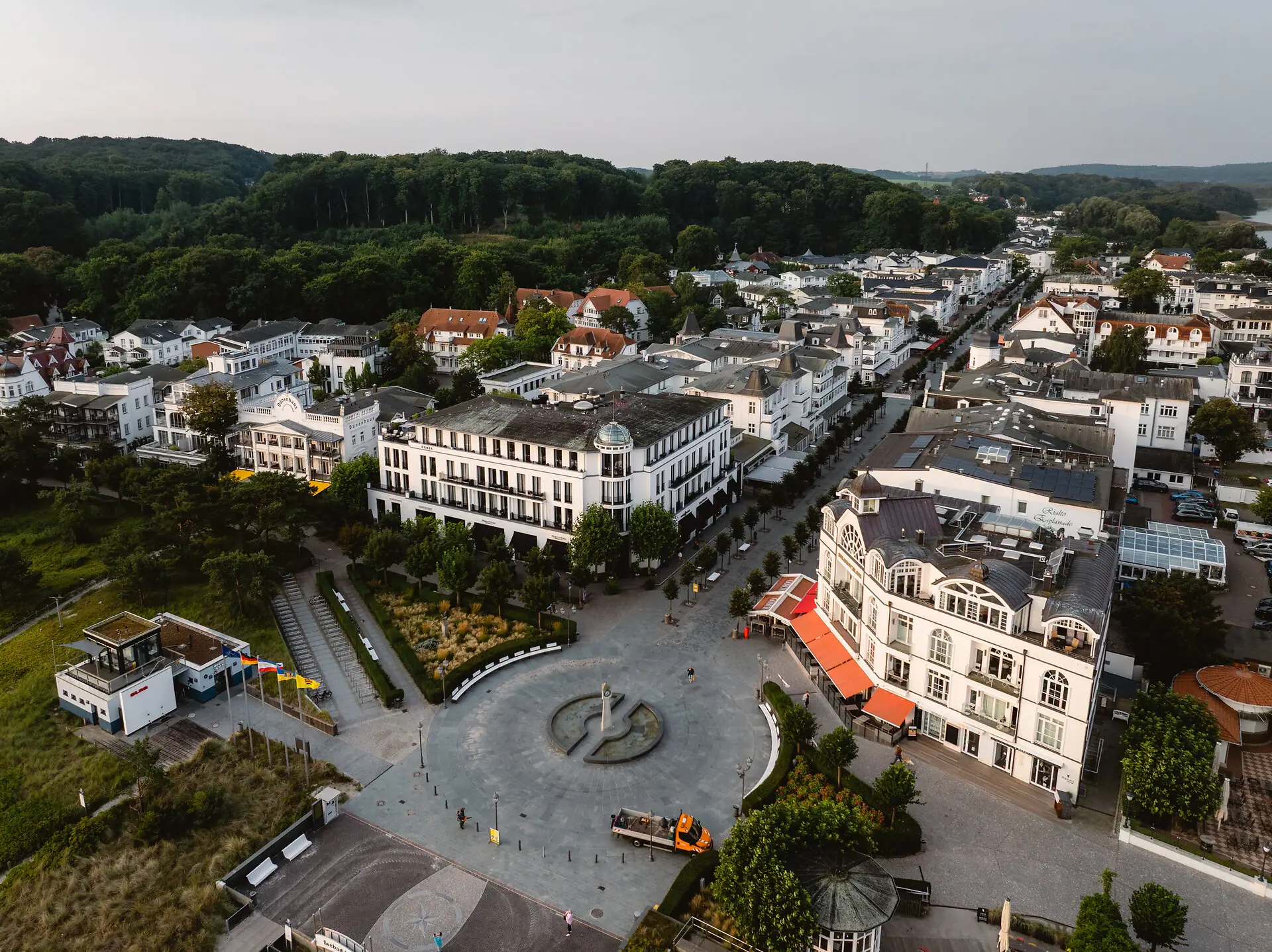 A-ROSA Ceres am Meer Vogelperspektive auf eine Stadt mit vielen Gebäuden und Bäumen.