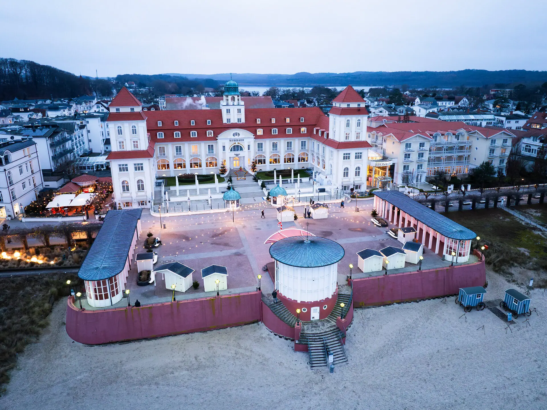 Kurhaus Binz Großes Gebäude mit rotem Dach