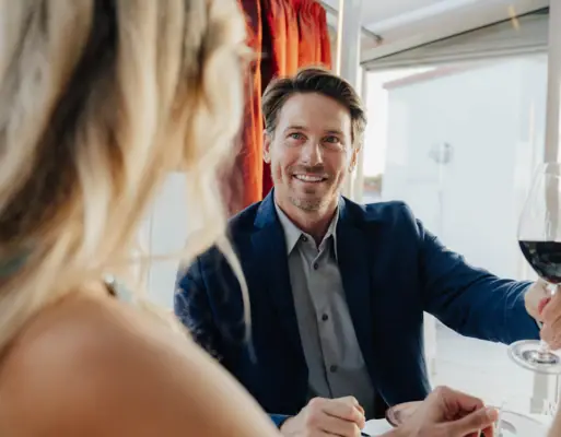 Restaurant Belvedere Ein Mann im Anzug lächelt eine Frau an.