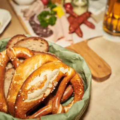 Eine Schale mit Brezeln und Brot.