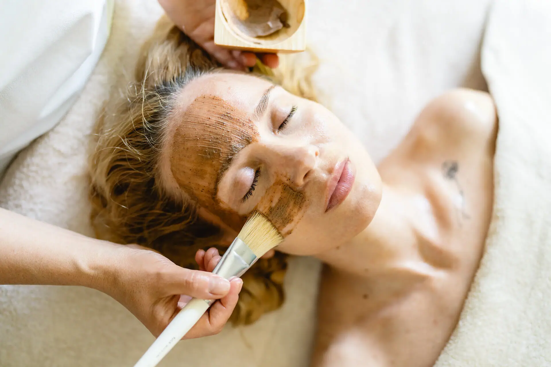 Individuelle Wellnessanwendung im SPA-ROSA Gardasee Gast erhält eine pflegende Gesichtsmaske im SPA-ROSA Gardasee