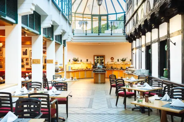 Gaststuben Ein Restaurant mit Tischen und Stühlen.