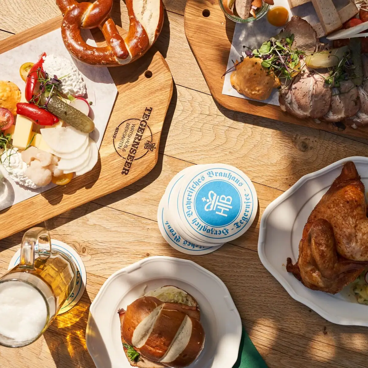 Ein Tisch mit verschiedenen Speisen auf Tellern.