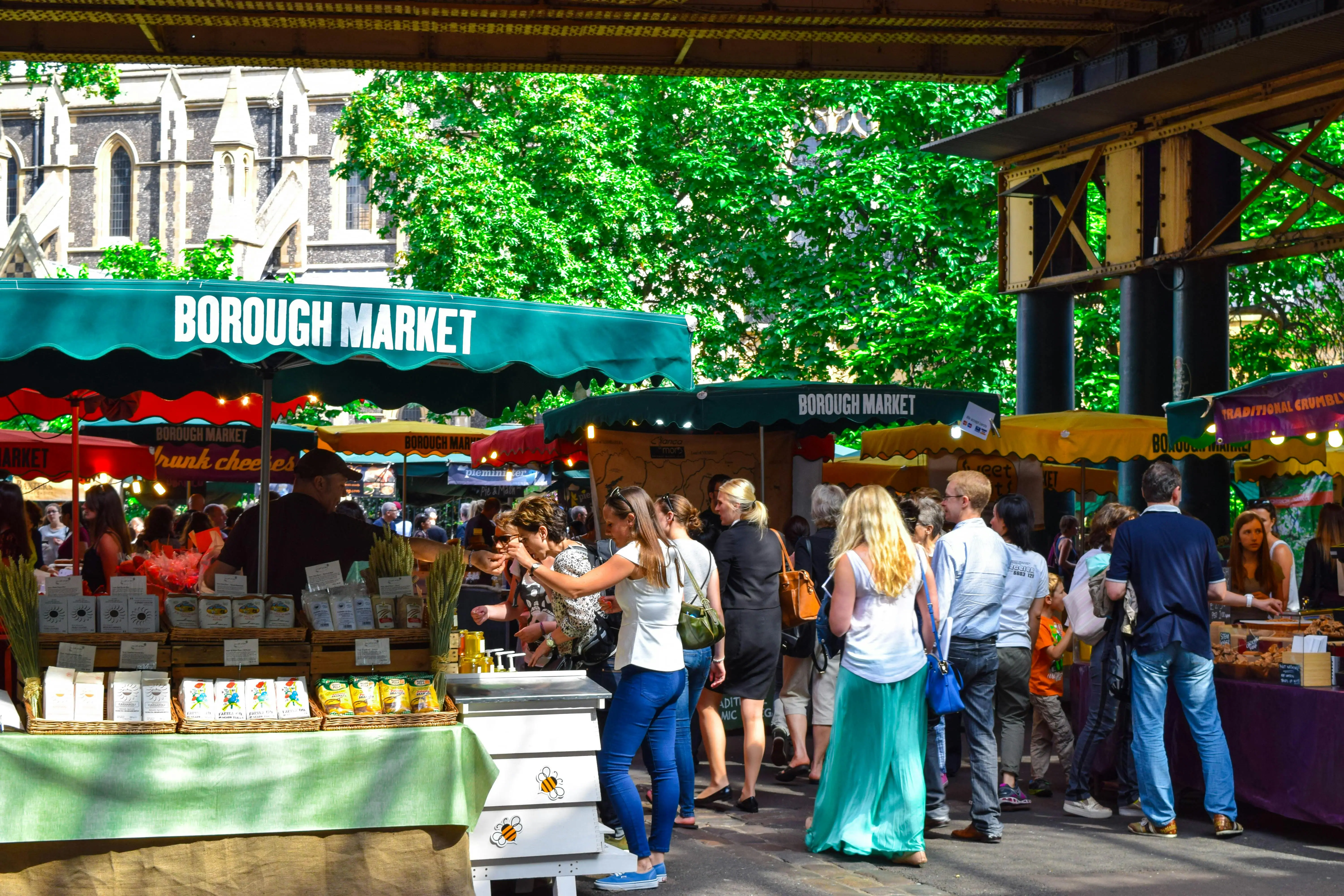 Märkte am Gardasee Eine Gruppe von Menschen auf einem Markt im Freien.