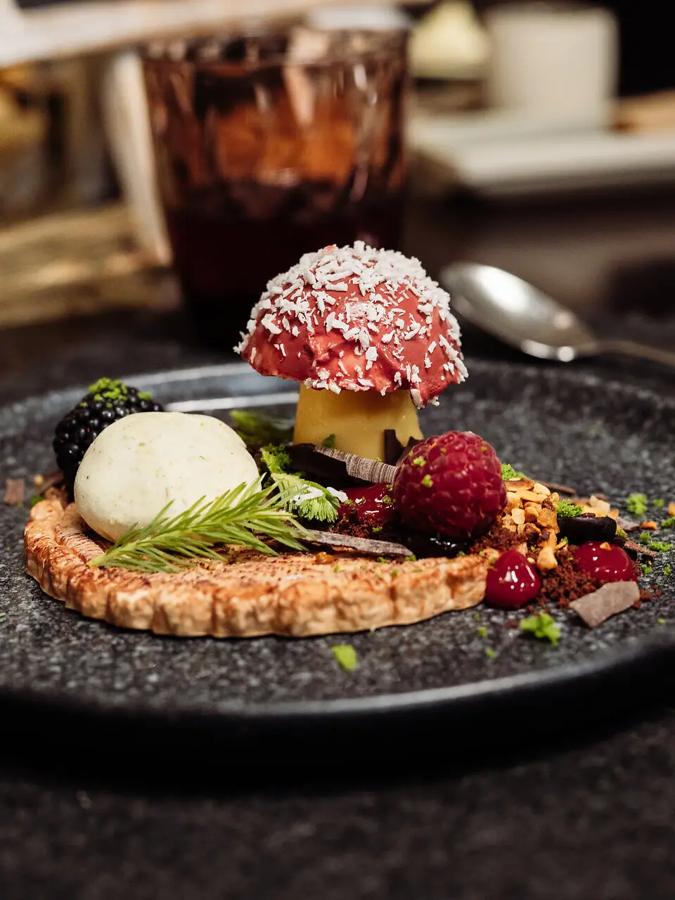 Gastronomie im Gothischen Haus Ein Teller mit Essen, einem Löffel und einem Glas.