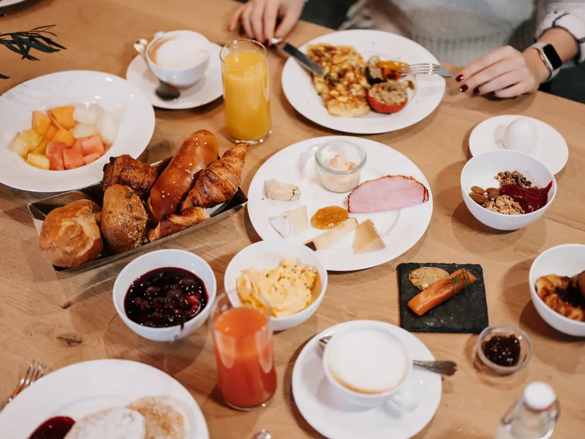 Frühstück Ein Frühstückstisch voller Speisen.