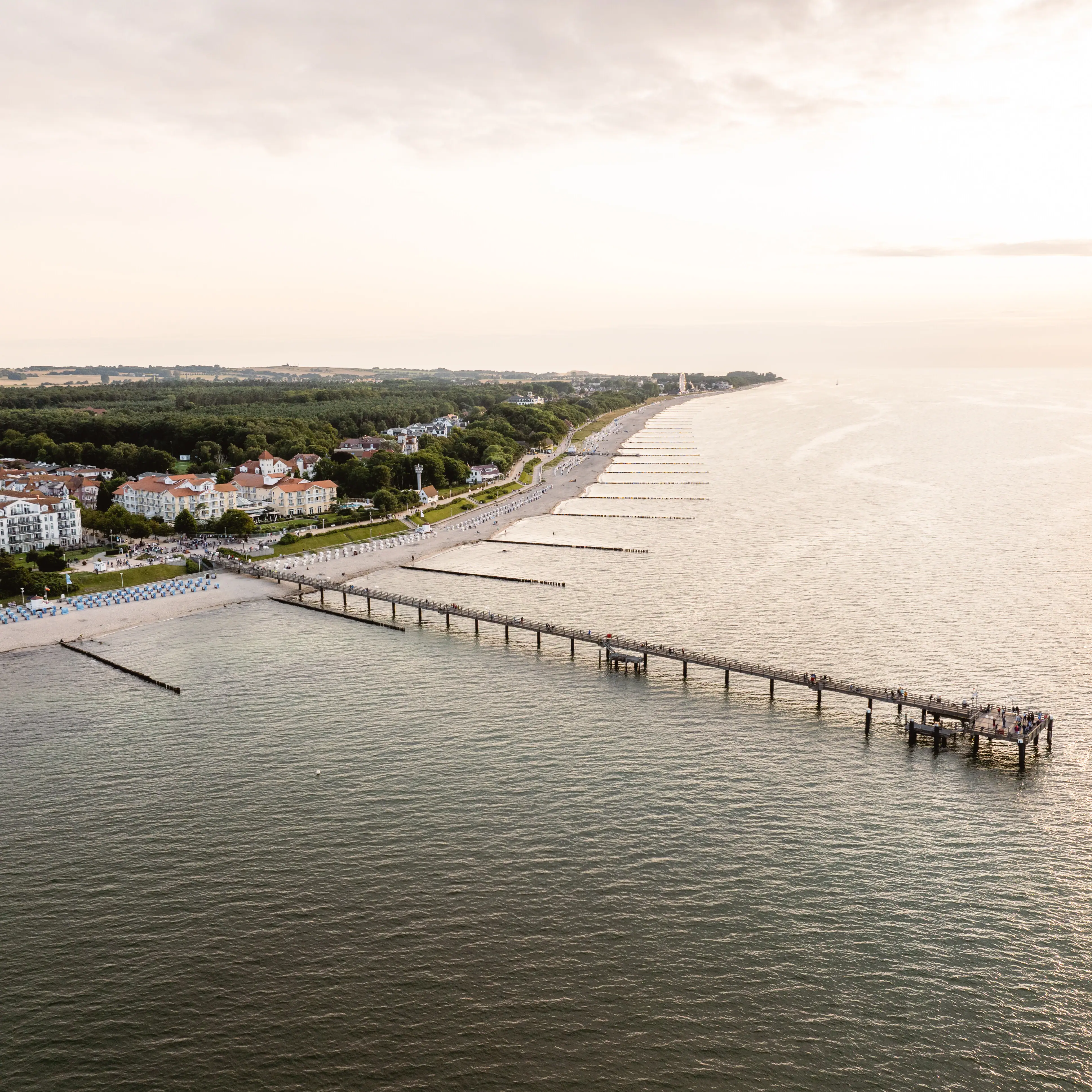 Seebrücke Kühlungsborn Ein langer Pier auf dem Wasser.