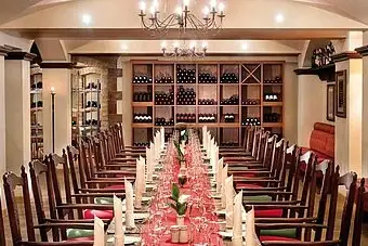Winkeller Ein Raum mit einem festlich gedeckten Tisch für eine Dinnerparty.