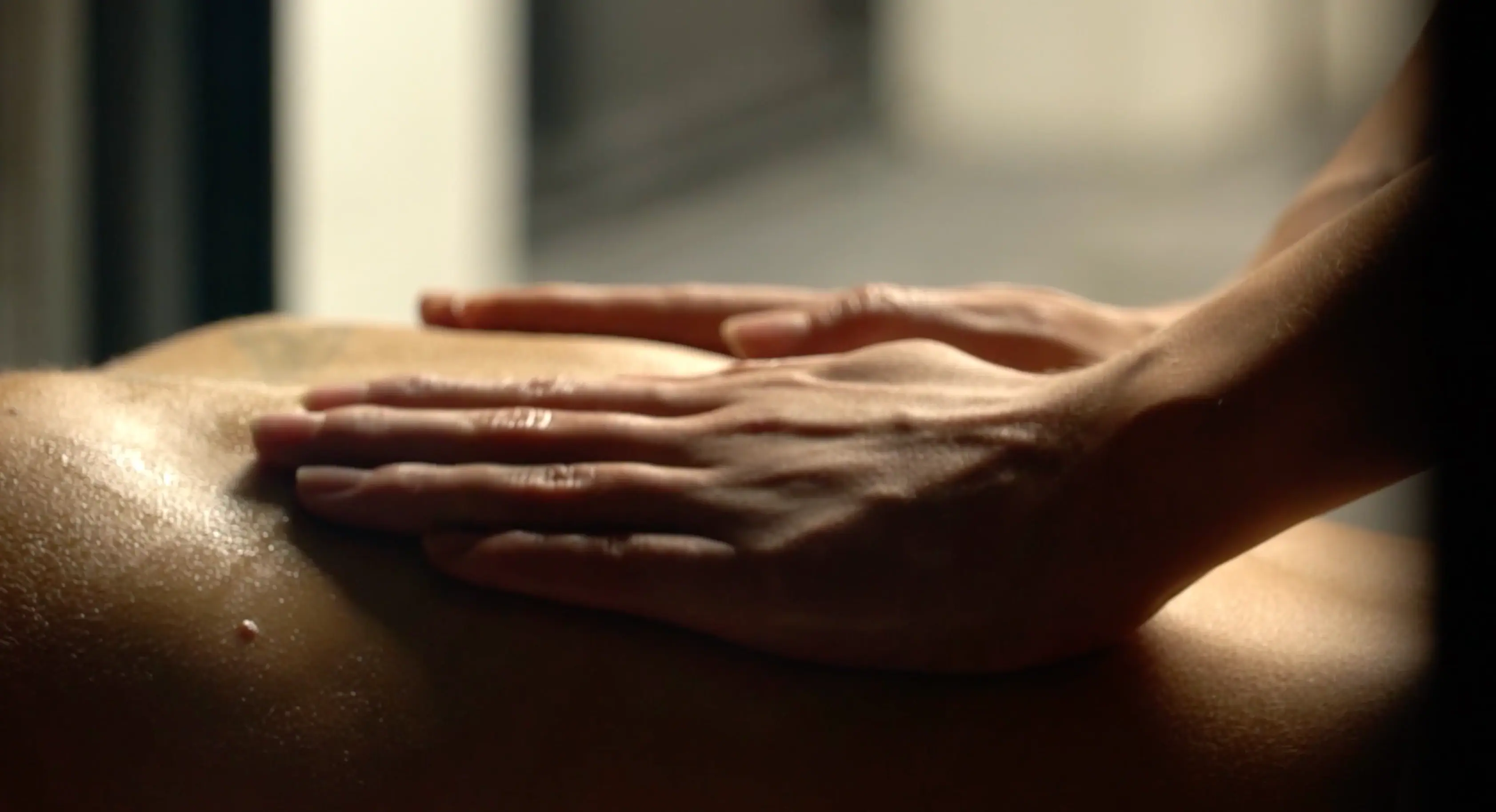 Eine Hand auf einem Rücken.