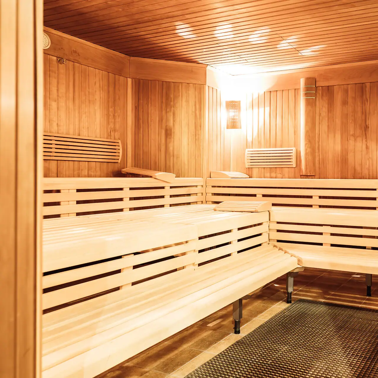 Sauna mit Holzbänken und Grill