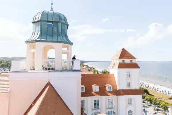 Person auf einem Turm im Freien unter wolkigem Himmel