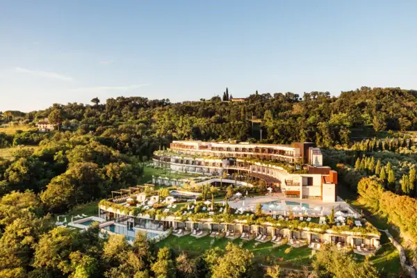 A-ROSA Gardasee Das A-ROSA Gardasee mit einem Pool, umgeben von Bäumen.