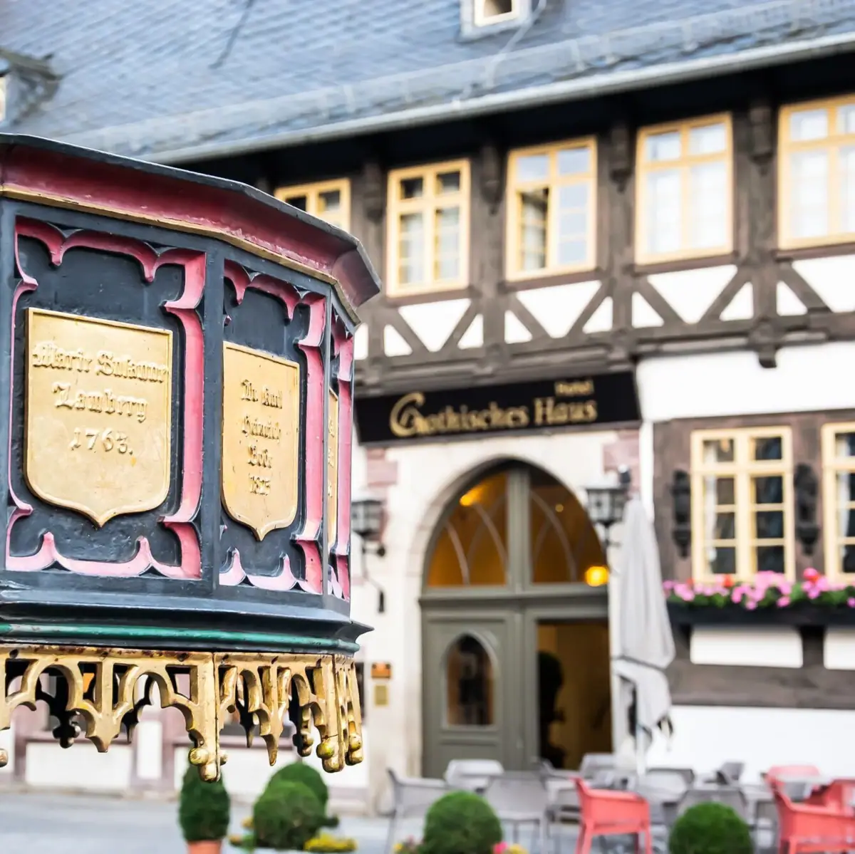 Ein dekorativer Brunnen vor einem Gebäude.