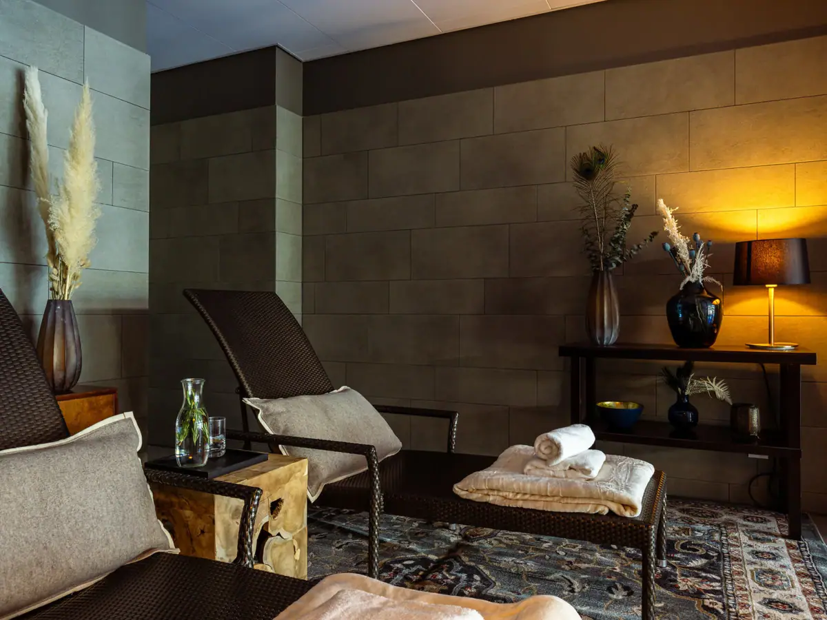 Private SPA-Suite Travemünde Ein Zimmer mit einem Stuhl und einem Tisch.