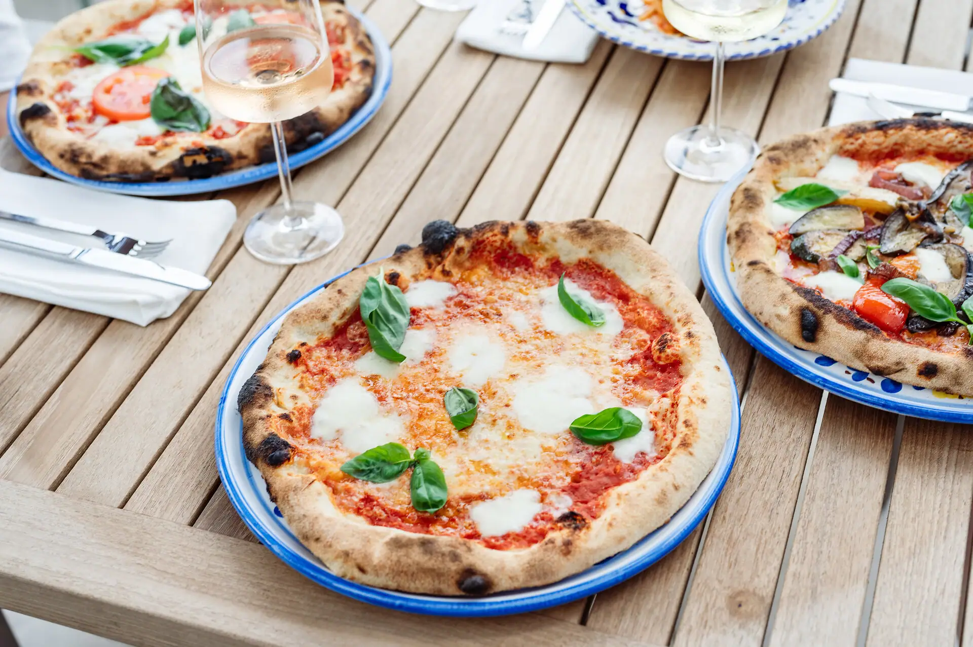 Pizza auf einem Tisch