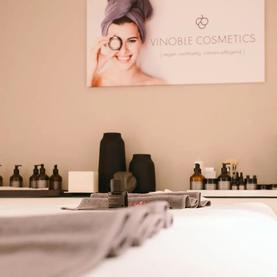 Vinoble Cosmetics Handtuch auf einem Tisch